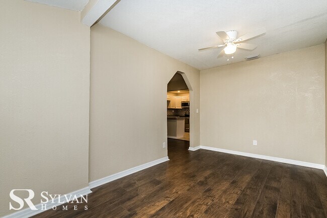 Building Photo - Feel welcome and comfortable in this cozy ...