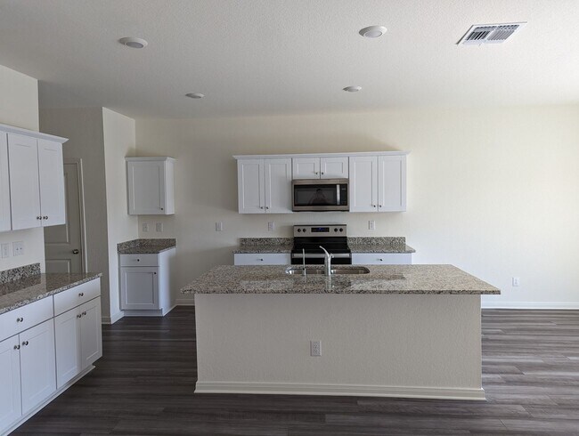 Building Photo - 4 Bedroom 2.5 Bathrooms located in Convers...