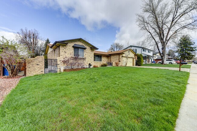 Building Photo - Great 4 Bedroom 3 Bath Home with 2 Car Garage and Covered Patio!