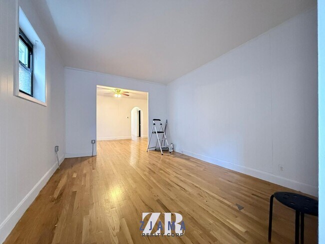 Foto del edificio - 240 Sullivan Pl