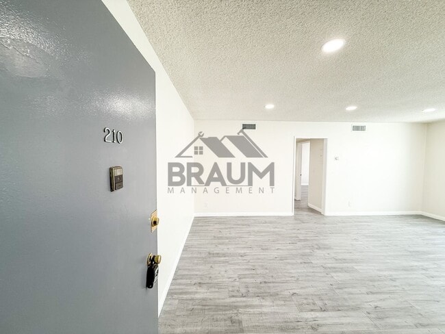 Foto del edificio - 6041 Whitsett Ave