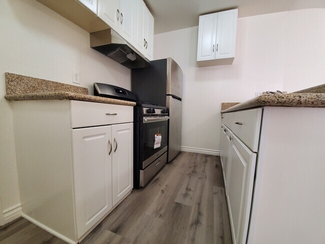 Kitchen - 525 S La Fayette Park Pl