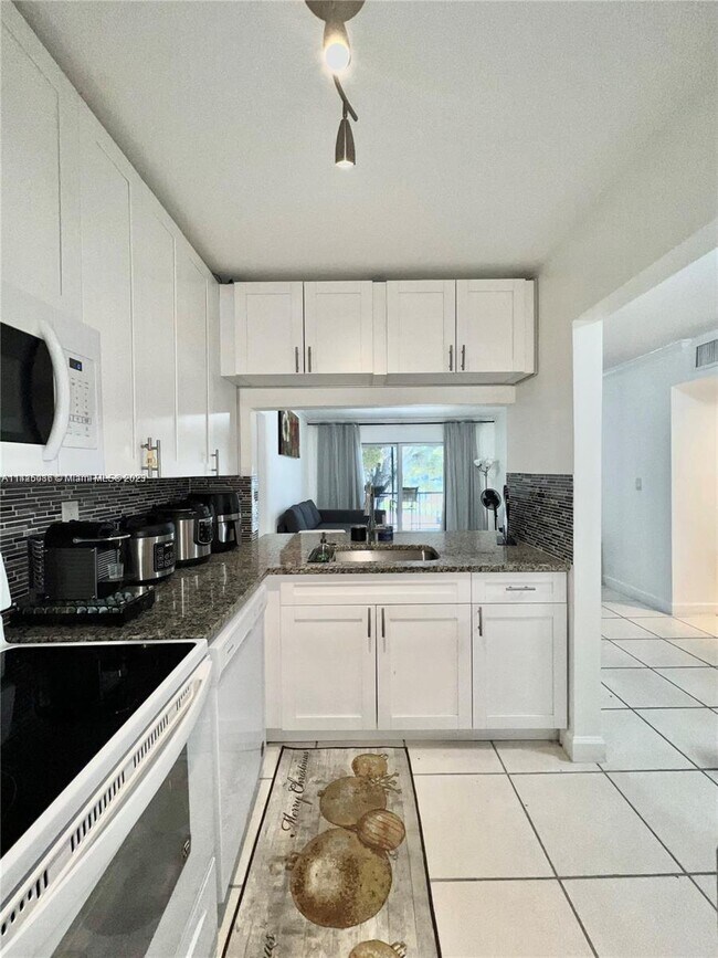Foto del edificio - 7849 Miller Dr