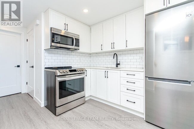 Photo du bâtiment - 123 Carruthers Ave