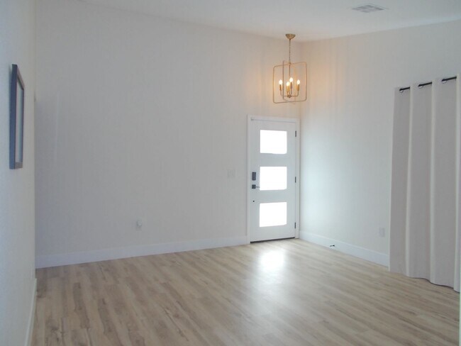 Foto del edificio - Move-in ready and designed for easy living, this gated community gem has it all!