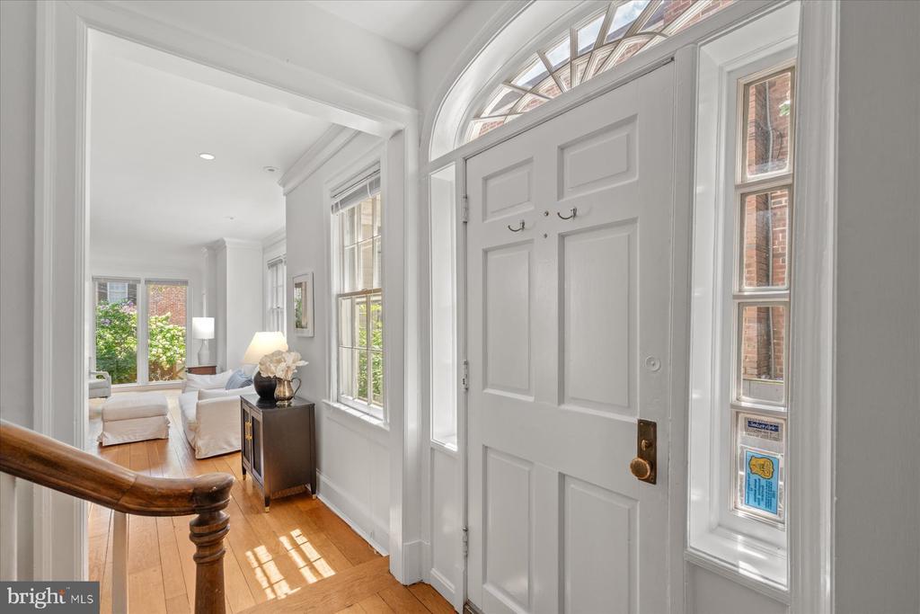 Foto principal - 1647 34th St NW