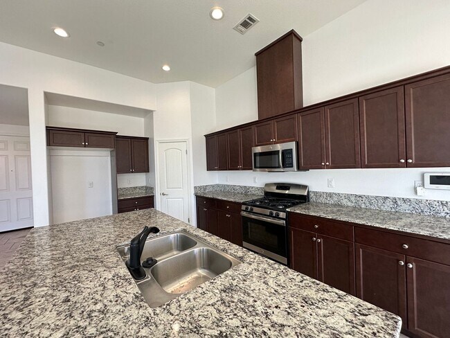 Foto del edificio - NW Visalia home located in the Di Mello To...