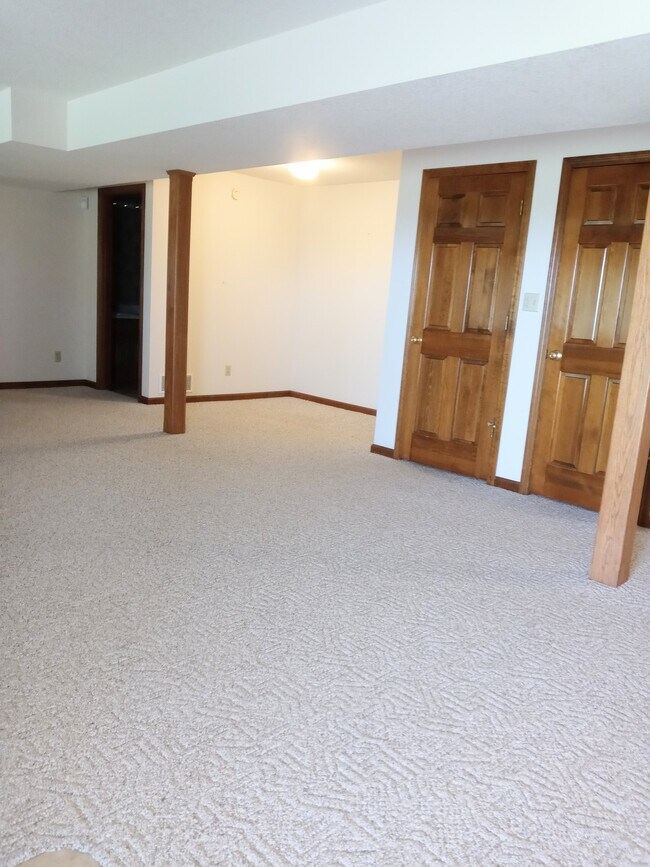 Building Photo - 5841 NE Kincaid Rd
