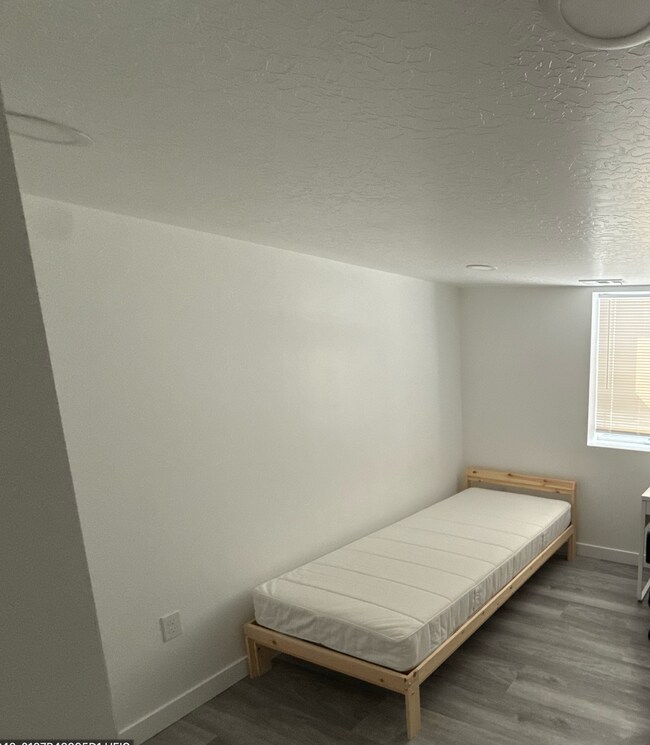 Foto del edificio - 443 Emery Ave
