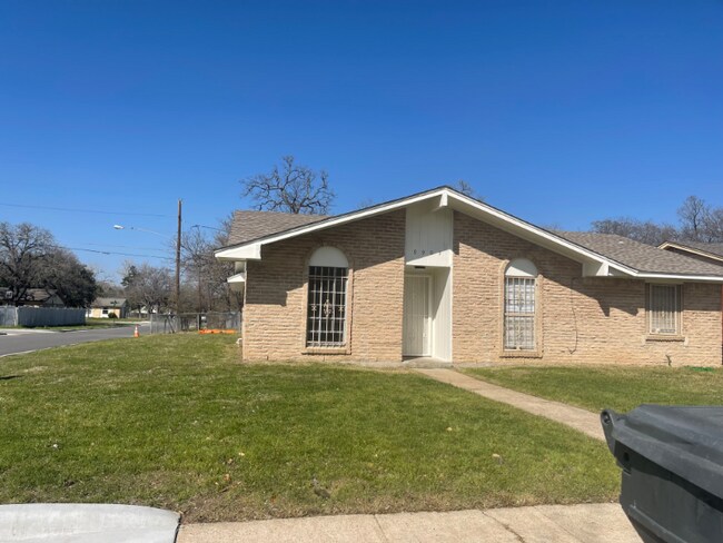 Building Photo - 9905 Grove Oaks Blvd