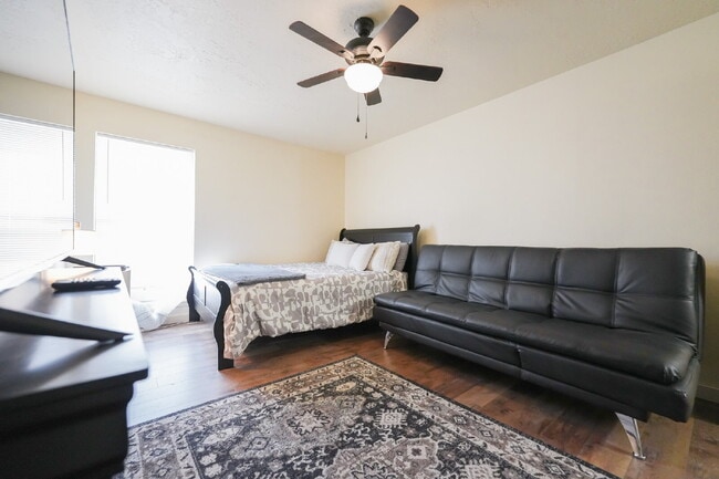 Building Photo - Spacious 3-Bedroom, 2-Bath Home – Fully Furnished