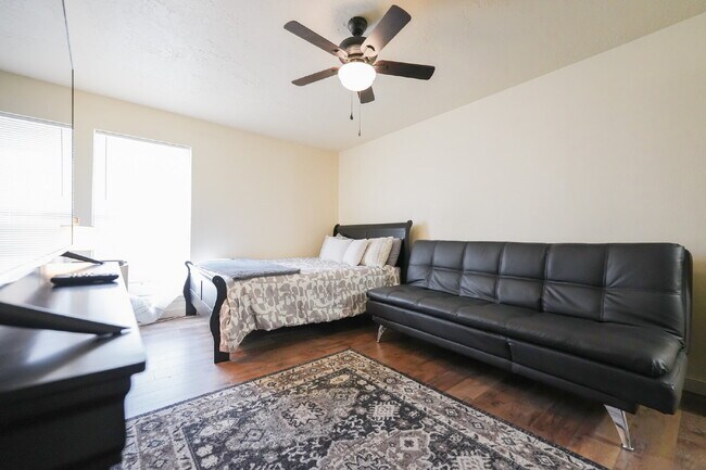 Foto del edificio - Spacious 3-Bedroom, 2-Bath Home – Fully Furnished