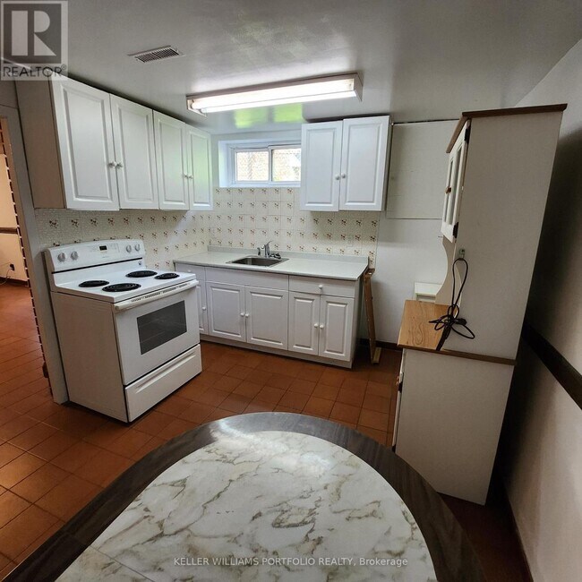 Building Photo - 2675 Sherhill Dr