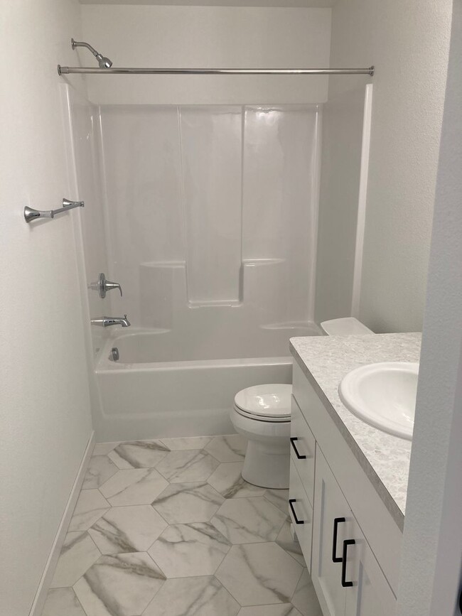Building Photo - 4 Bed 3 Bath Twin Home