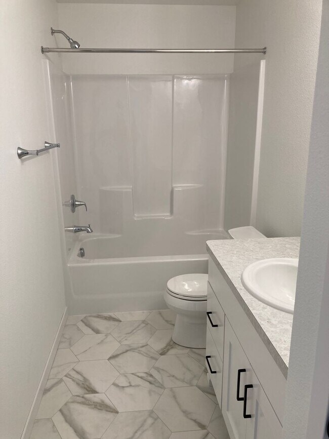 Foto del edificio - 4 Bed 3 Bath Twin Home