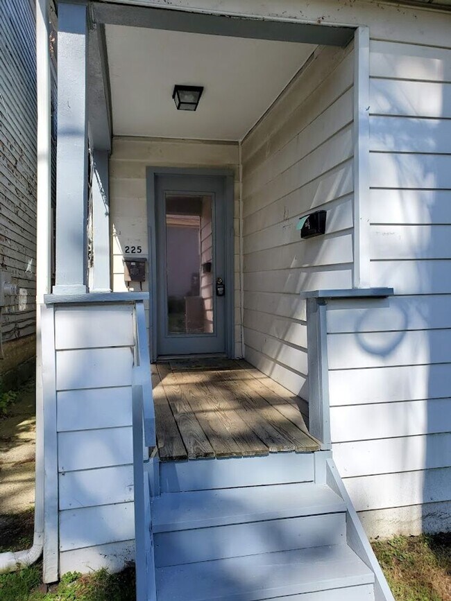 Building Photo - 225 Poplar St