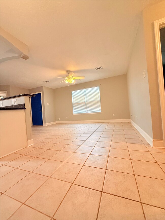 Building Photo - 320 Willowick St