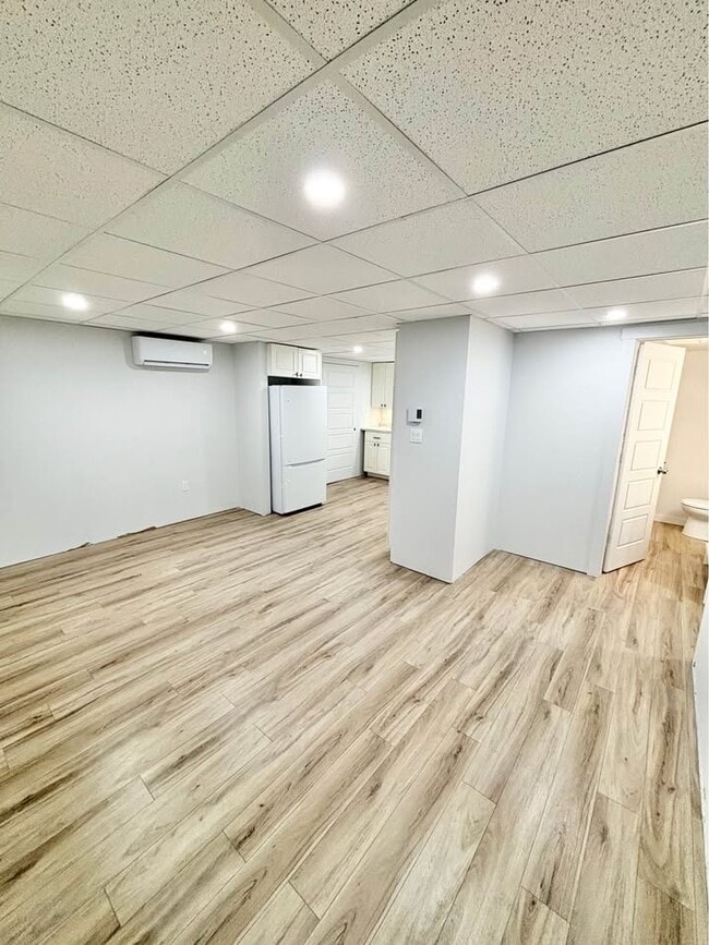 Building Photo - 2 Bed 1 Bath Apartment