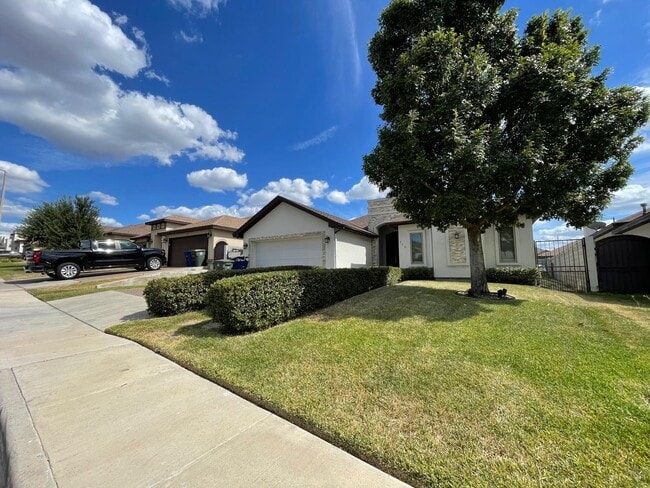 Building Photo - 115 Calma Dr