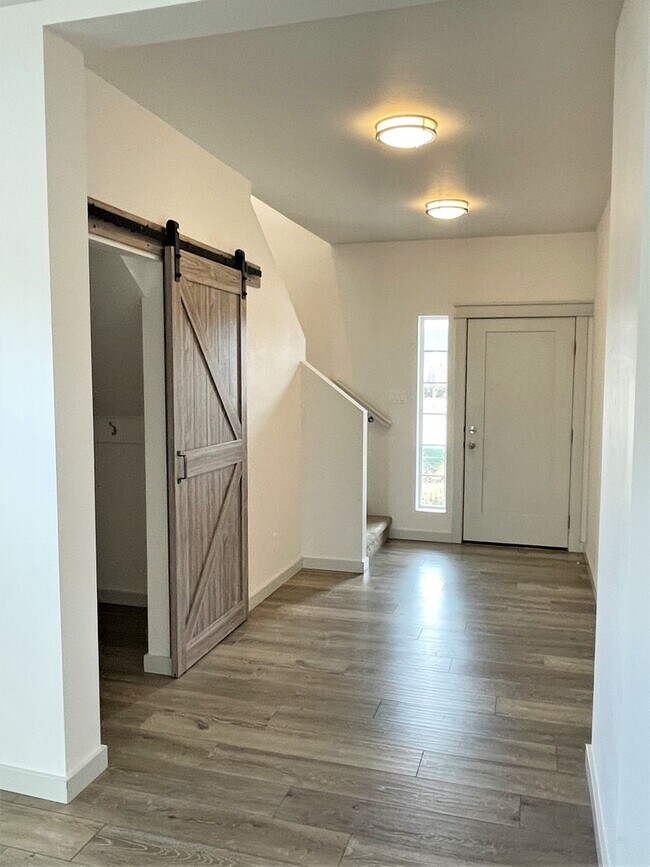 Foto del edificio - Beautiful3 bed 2,5 bath townhouse in Garden City