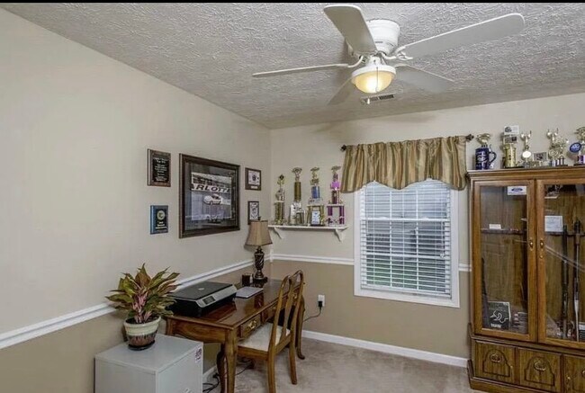 Foto del edificio - 115 Sutton Pl Blvd