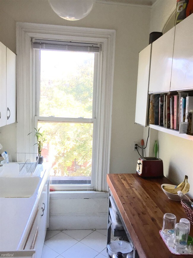 Building Photo - 1 br, 1 bath Townhome - 151 West Newton St