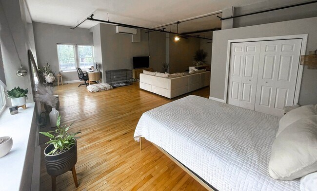 Foto del edificio - Spacious Studio Downtown Dover!