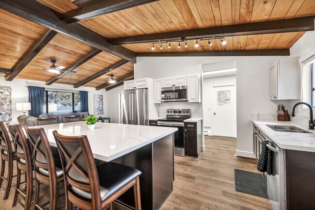 Foto del edificio - Single Story Fully Furnished Tahoe Style Home with Pool