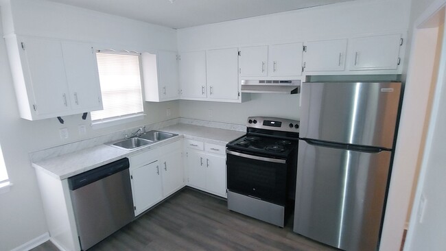 Building Photo - 404 8th Ave NE