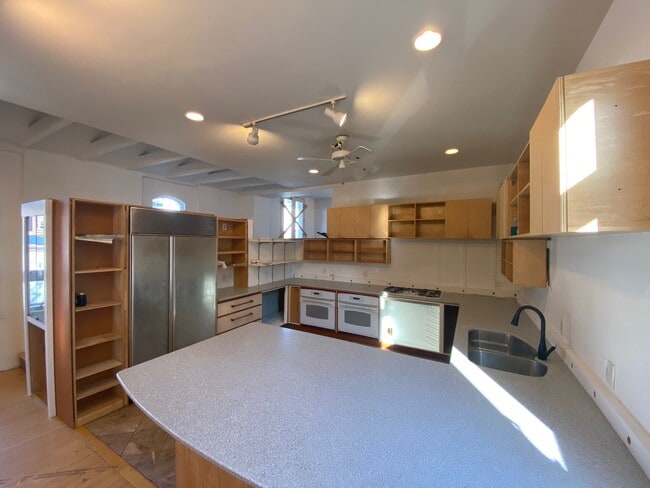 Building Photo - 366 Lowell St