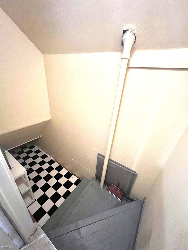 Building Photo - 2 br, 1 bath Duplex - 1121 Summit Street 2