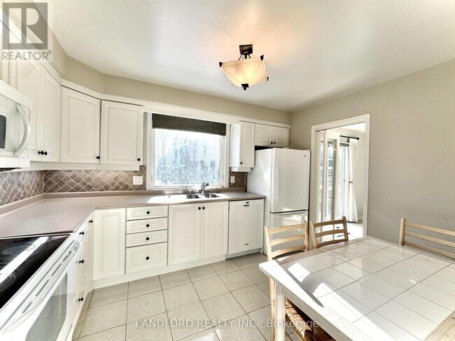 Building Photo - 2294 Wyandotte Dr