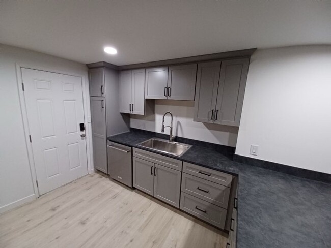 Building Photo - Remodeled! One level, 2 bdrm 1 bath end un...