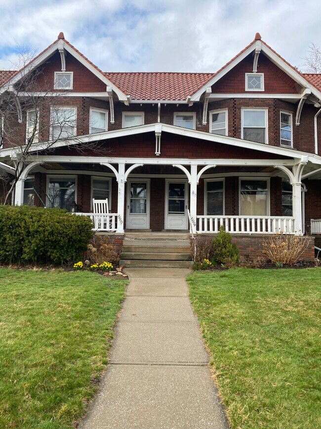 14422 Clifton Blvd - 15522 Clifton Blvd
