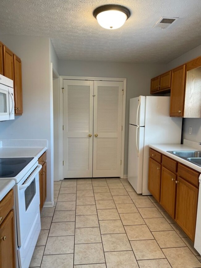 Building Photo - 127 Croghan Way