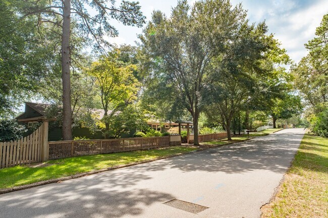 Foto del edificio - 223 Edgefield Ave NW