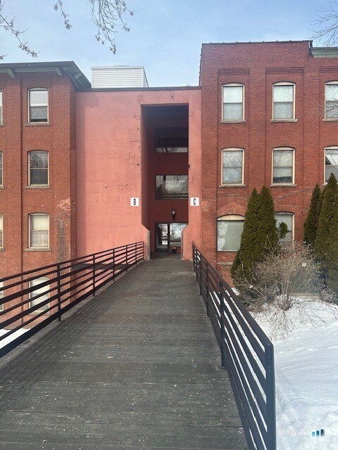Building Photo - 222 Williams St E