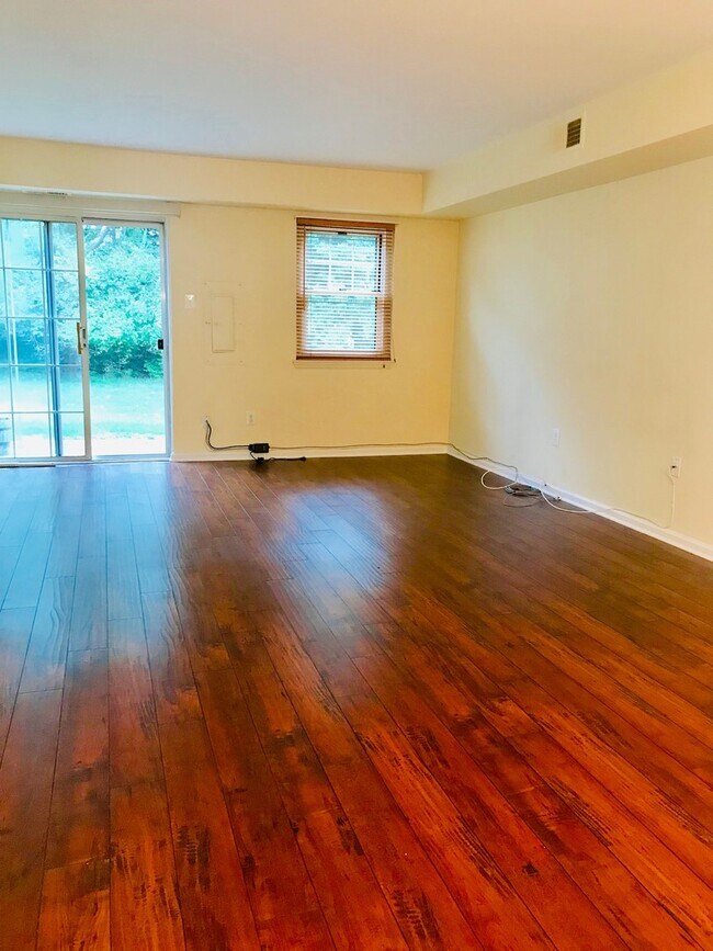 Foto del edificio - Beautiful 2-Bedroom Townhouse in Lovely Bl...