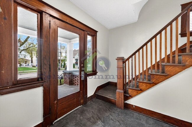 Foto del edificio - Beautiful Two Bedroom Lower Unit! Available NOW!!