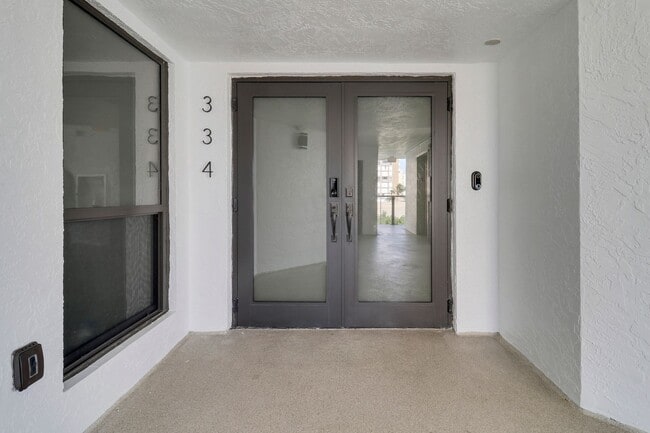Foto del edificio - Beautiful 3 Bedroom 3 Bath Condo On North ...
