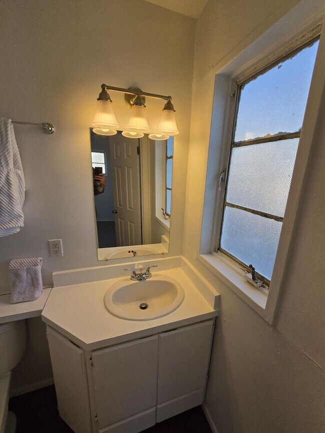 Foto del edificio - Centrally located in the NE Heights 4 bedroom, 1 3/4 Bath 1900 square feet
