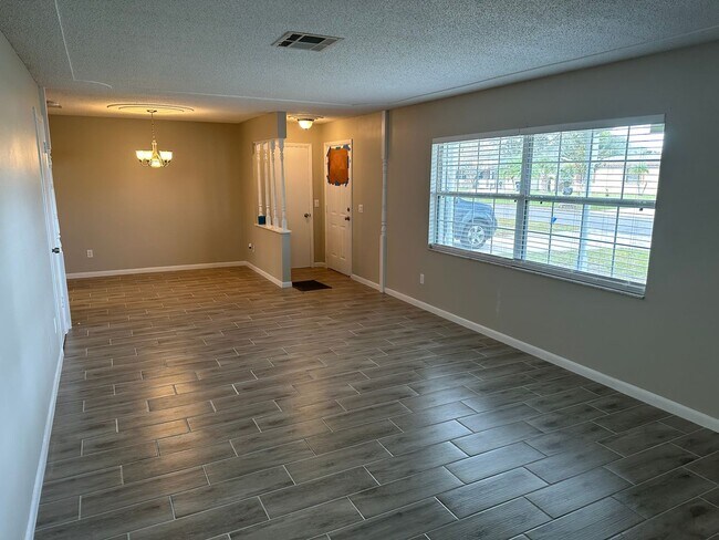 Building Photo - 3 bed 2 bath home available