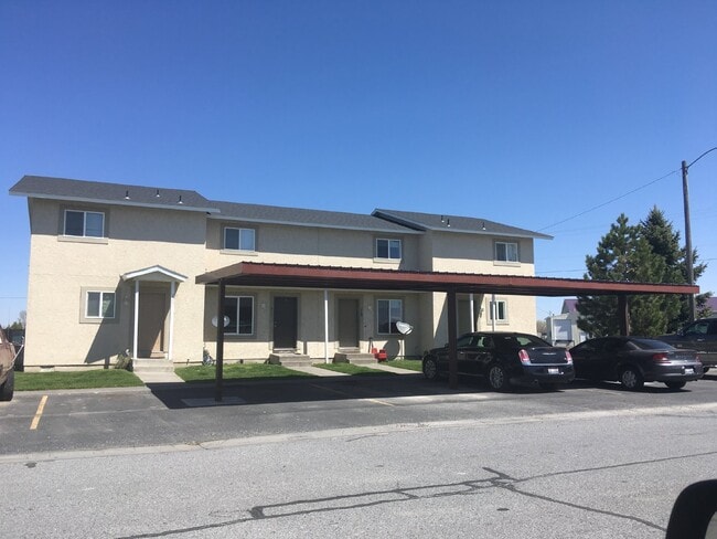 Building Photo - 2 Bedroom/ 1 Bathroom Apartment in Blackfoot Available July 1