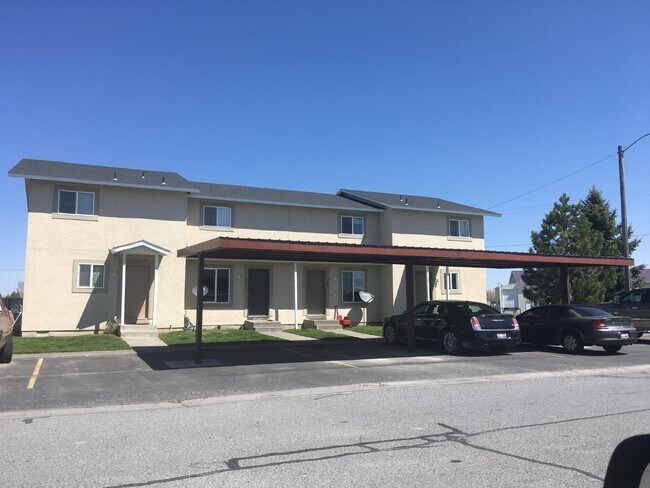 Foto del edificio - Newly remodeled 2 bedroom, 1 bathroom apartment in Blackfoot with Fiber Internet- Available in Oc...