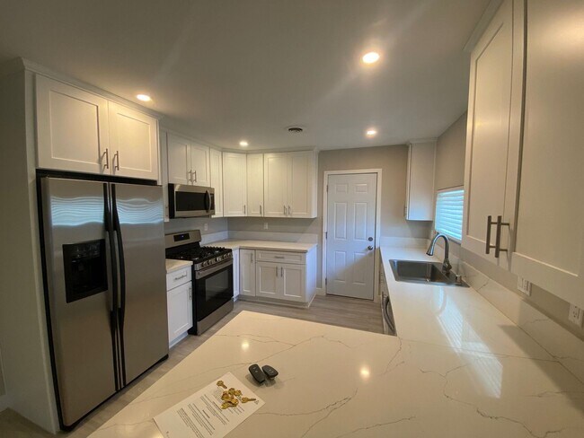 Foto del edificio - Newly Renovated 4BD/2BA w/ POOL!!