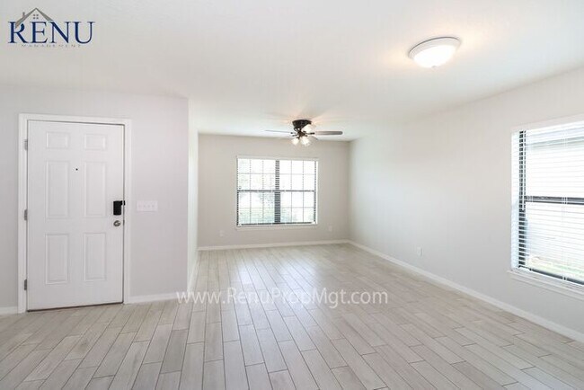 Foto del edificio - Fall into savings with 1/2 off your first ...