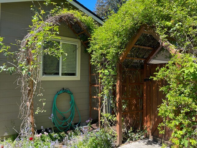 Building Photo - Lovely Freeland Home with Secret Garden an...