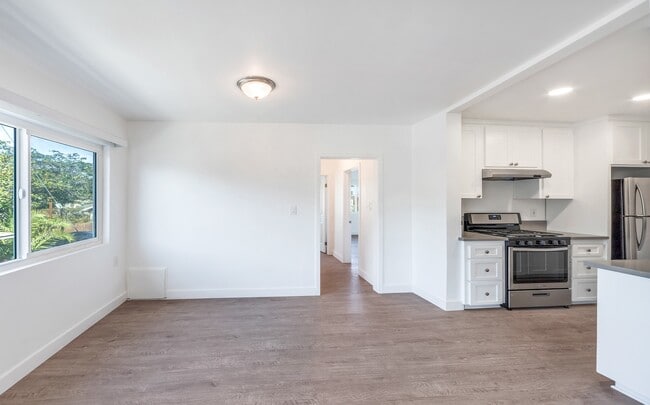 Building Photo - 2320 E 6th St