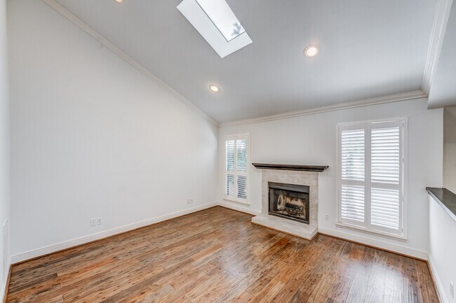 Foto del edificio - 708 Fowler St