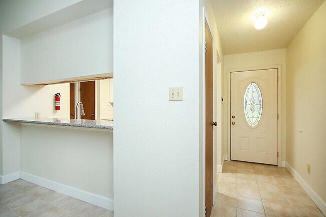 Building Photo - 5 Trummel Ct